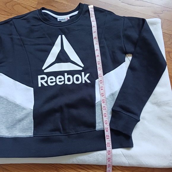 Reebok • Women's Black & White Color Block Logo Crew Sweatshirt, XS - Picture 5 of 10